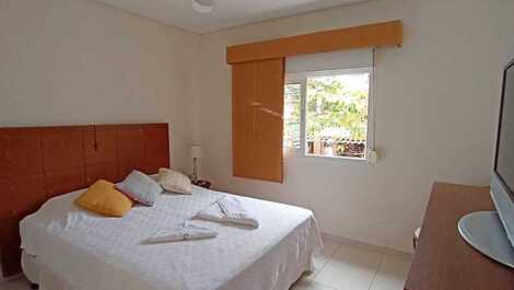 4 bedrooms, swimming pool and barbecue area. 3 vacancies. 100 meters to the beach