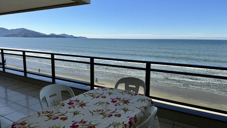 FRONT OF THE SEA - LARGE SUITABLE 4 BEDROOMS - 2 VACANCIES