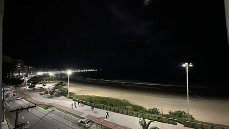 Vista da varanda a noite.