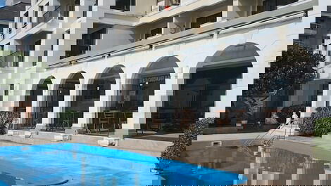 Área de piscina com área verde 