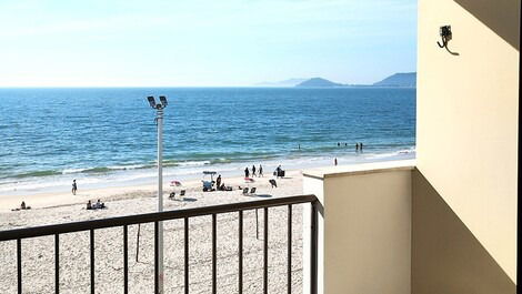 Apto 01 Dorm 1 suíte Vista Mar, em Cond com piscina pé na areia 🏖️🌅