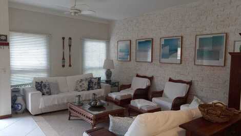 3 bedrooms, private pool and barbecue. In condominium. Juquehy.