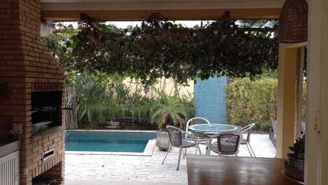 3 bedrooms, private pool and barbecue. In condominium. Juquehy.