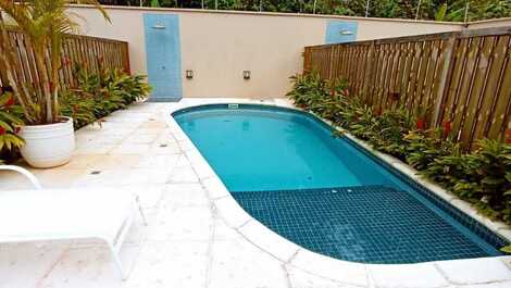 3 bedrooms, swimming pool and barbecue. 200 m from the beach sand. Juquehy.