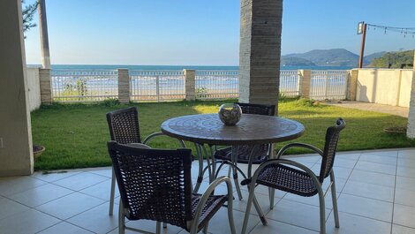 Casa pé na areia Balneário Perequê