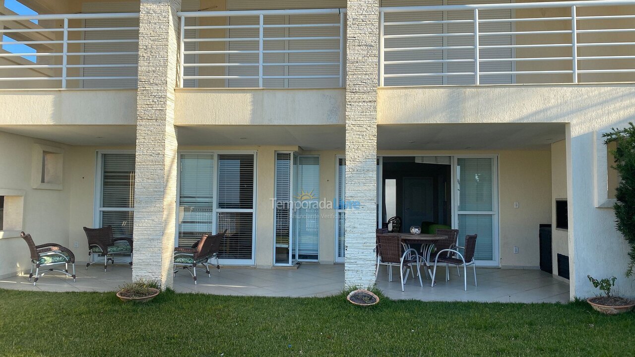 Casa para aluguel de temporada em Porto Belo (Perequê)