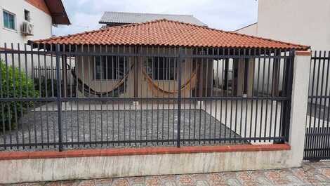 Estupenda casa de 3 habitaciones con ventilador, AC en el salón, a 250m del mar.