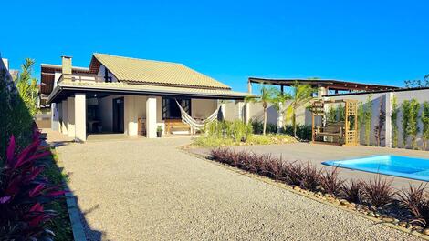 House with pool on Mariscal beach