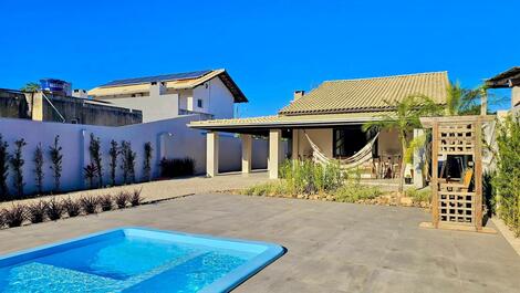 Casa com piscina na praia de Mariscal