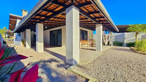 House with pool on Mariscal beach