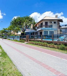 CASA CON PISCINA FRENTE AL MAR EN LA PLAYA Y BOMBAS