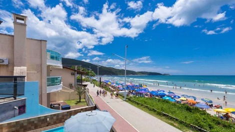 HOUSE WITH SEA FRONT POOL ON THE BEACH AND PUMPS