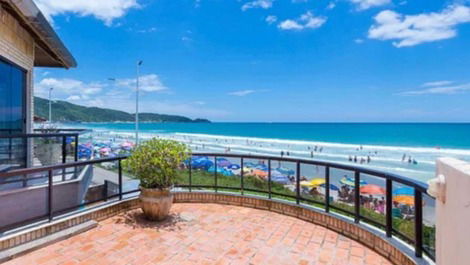 HOUSE WITH SEA FRONT POOL ON THE BEACH AND PUMPS