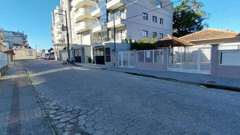 HOUSE IN THE CENTER OF BOMBINHAS CLOSE TO THE BEACH AND SHOPPING