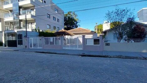 HOUSE IN THE CENTER OF BOMBINHAS CLOSE TO THE BEACH AND SHOPPING