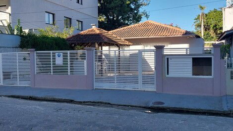 HOUSE IN THE CENTER OF BOMBINHAS CLOSE TO THE BEACH AND SHOPPING