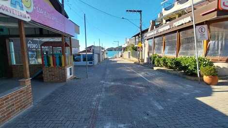 HOUSE IN THE CENTER OF BOMBINHAS CLOSE TO THE BEACH AND SHOPPING