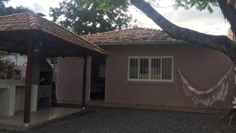 HOUSE IN THE CENTER OF BOMBINHAS CLOSE TO THE BEACH AND SHOPPING