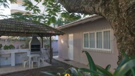 HOUSE IN THE CENTER OF BOMBINHAS CLOSE TO THE BEACH AND SHOPPING