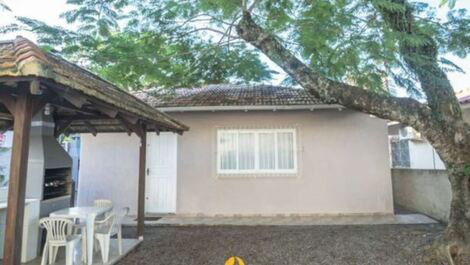 HOUSE IN THE CENTER OF BOMBINHAS CLOSE TO THE BEACH AND SHOPPING