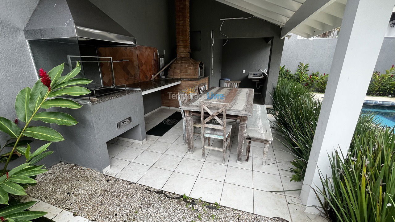 Casa para aluguel de temporada em Guarujá (Jardim Acapulco)