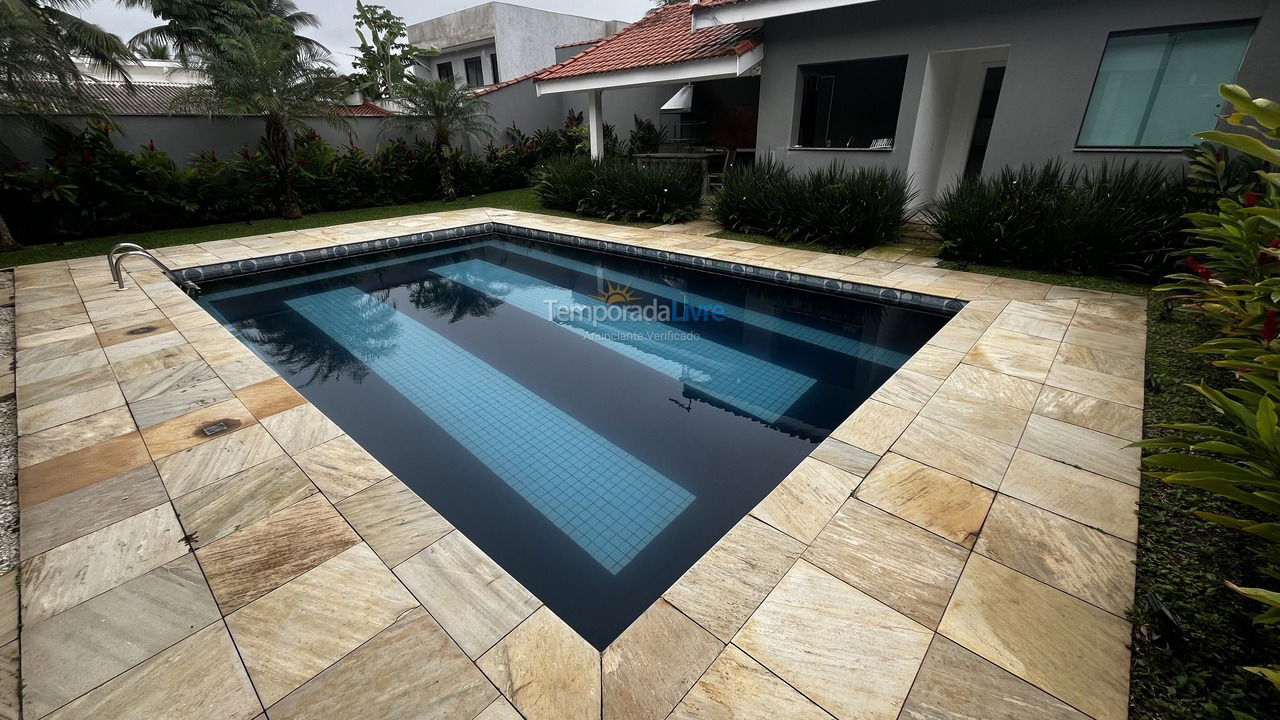 Casa para aluguel de temporada em Guarujá (Jardim Acapulco)