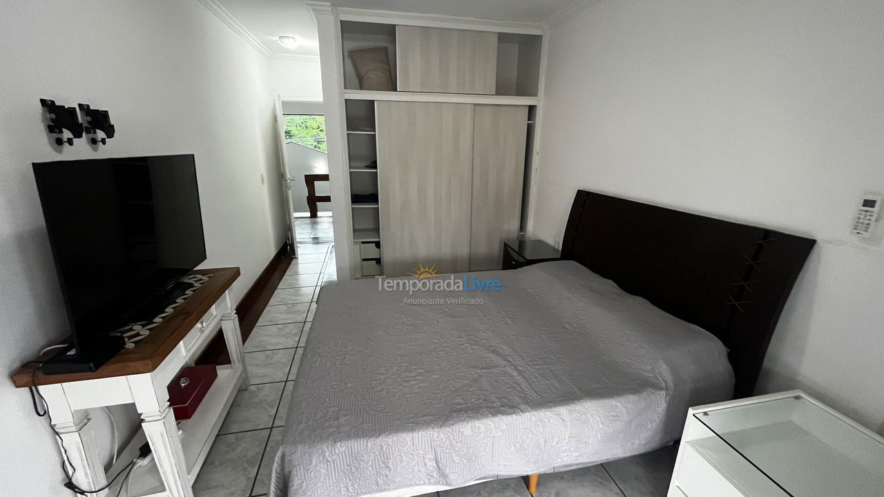 Casa para aluguel de temporada em Guarujá (Jardim Acapulco)