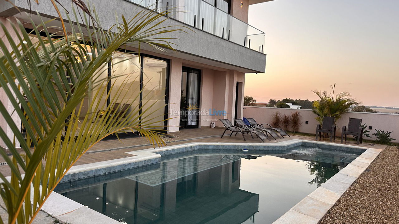 House for vacation rental in Paranapanema (Condomínio Riviera de Santa Cristina Xiii)