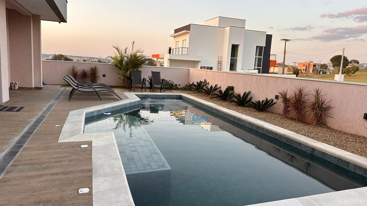 House for vacation rental in Paranapanema (Condomínio Riviera de Santa Cristina Xiii)