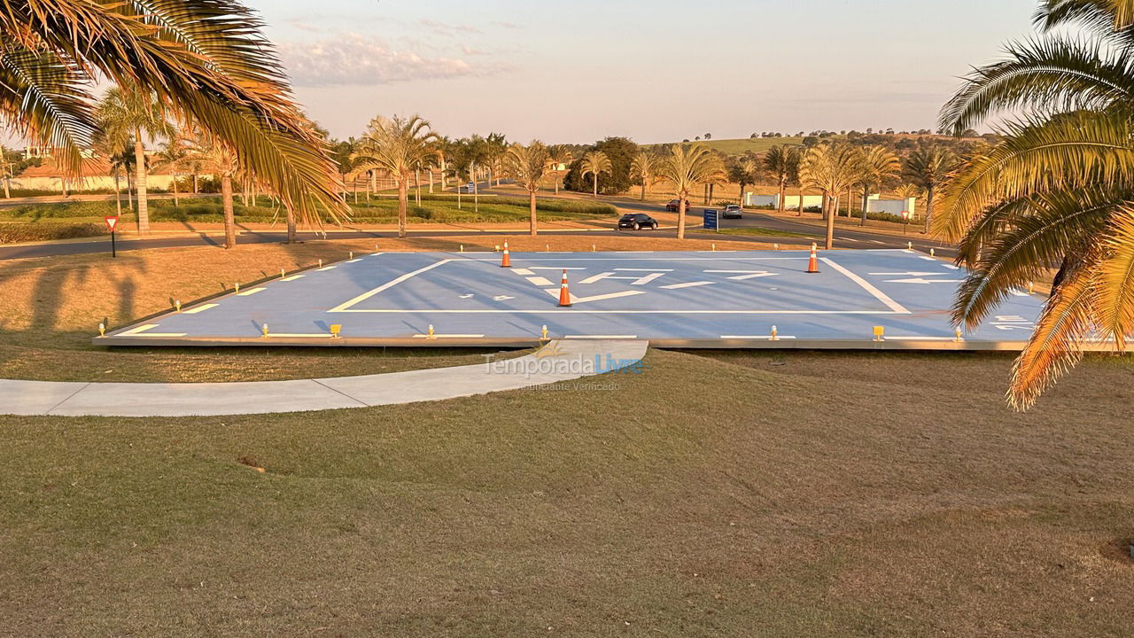 Casa para aluguel de temporada em Paranapanema (Condomínio Riviera de Santa Cristina Xiii)