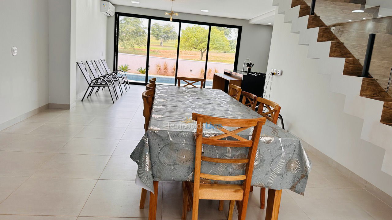 House for vacation rental in Paranapanema (Condomínio Riviera de Santa Cristina Xiii)