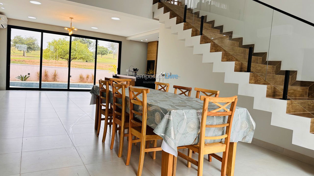 House for vacation rental in Paranapanema (Condomínio Riviera de Santa Cristina Xiii)