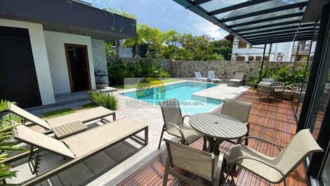 NEW House, with 05 bedrooms (04 suites), heated pool, in Jurerê In!