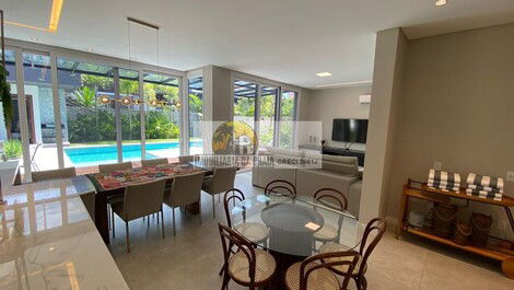 NEW House, with 05 bedrooms (04 suites), heated pool, in Jurerê In!