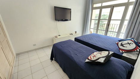 APT. 4 BEDROOMS, 2 SUITES, DOWNTOWN, SEA VIEW, 50 METERS FROM THE BEACH, 1 PARKING SPACE, 11 PEOPLE