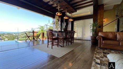 Casa en el centro de Garopaba, de alto nivel con vista al mar;