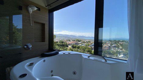 Casa en el centro de Garopaba, de alto nivel con vista al mar;