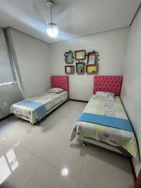 03 Rooms with Air-conditioning, Praia do Morro, Wifi for up to 06 people.