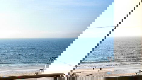 🏣🌅Apto de 2 dorm frente mar, condomínio com piscina pé na areia🏖️