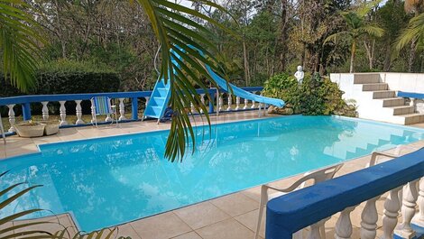 Sitio com piscina, campo de futebol e lagos LT0015