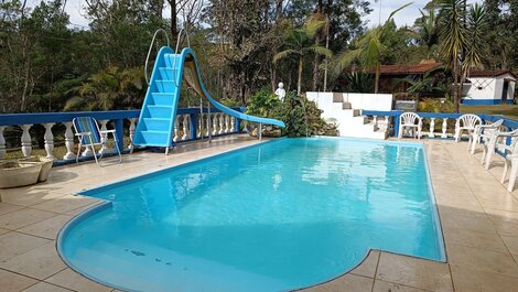 Sitio com piscina, campo de futebol e lagos LT0015