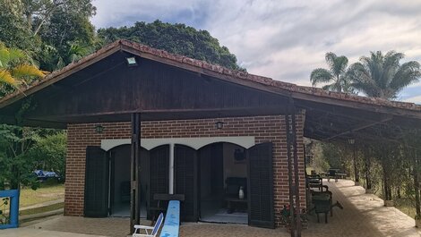 Sitio com piscina, campo de futebol e lagos LT0015