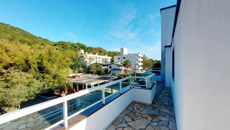 High Standard Duplex Penthouse Just 20m from Lagoinha Beach!