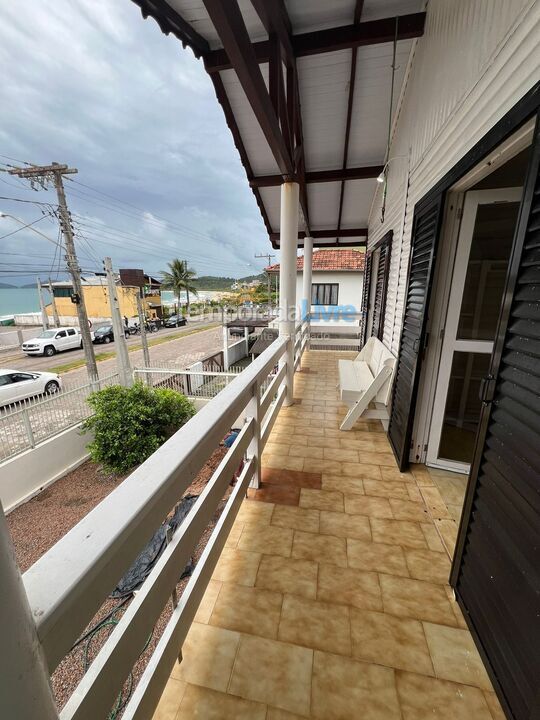 Casa para aluguel de temporada em Bombinhas (Praia de Quatro Ilhas)