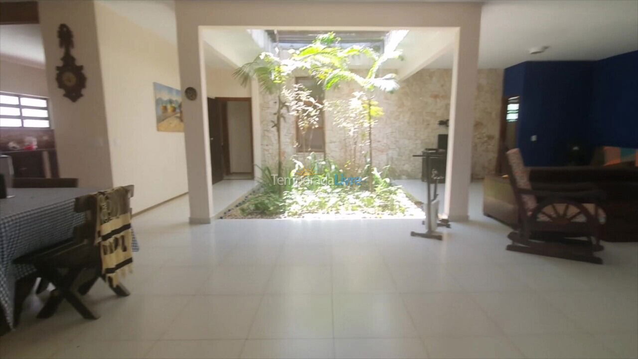 Casa para aluguel de temporada em Guarujá (Jardim Guaiuba)