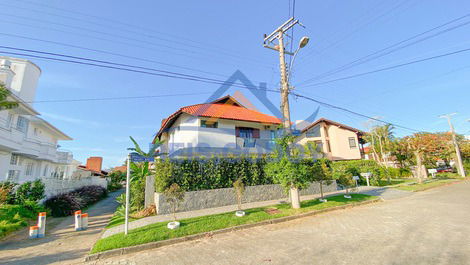 350m from the beach in the center of Jurere Internacional