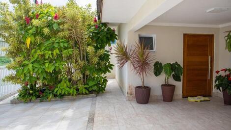 Bertioga 4 bedroom House close to the beach with pool