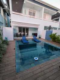 House with 4 suites and private heated pool