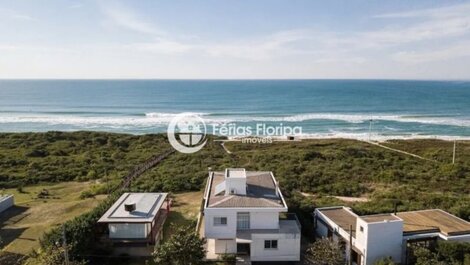 Beautiful Mansion in a gated community in the Morro das Pedras neighborhood