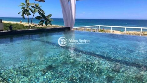 Ático con piscina privada frente al mar